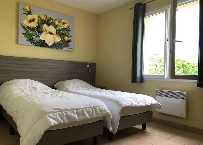 Сasa de vacaciones In With Golf & Pool Access Les Forges (Deux-Sevres)