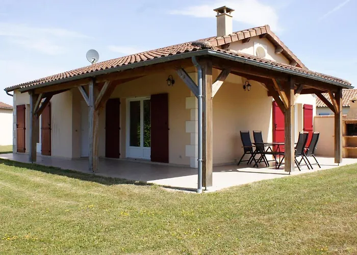 Сasa de vacaciones In With Golf & Pool Access Les Forges (Deux-Sevres)