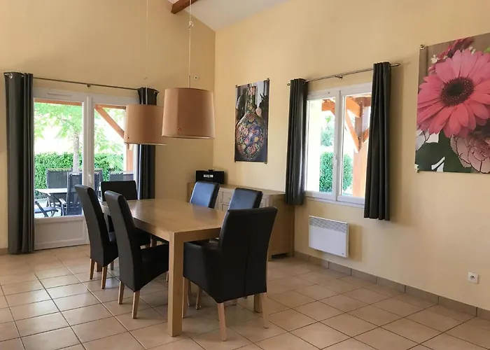 Сasa de vacaciones In With Golf & Pool Access Les Forges (Deux-Sevres)