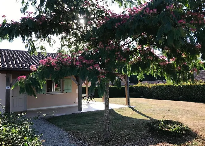 Сasa de vacaciones In With Golf & Pool Access Les Forges (Deux-Sevres)