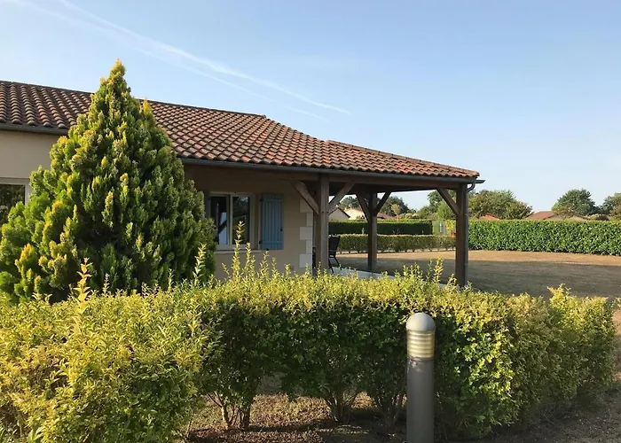 Сasa de vacaciones In With Golf & Pool Access Les Forges (Deux-Sevres)