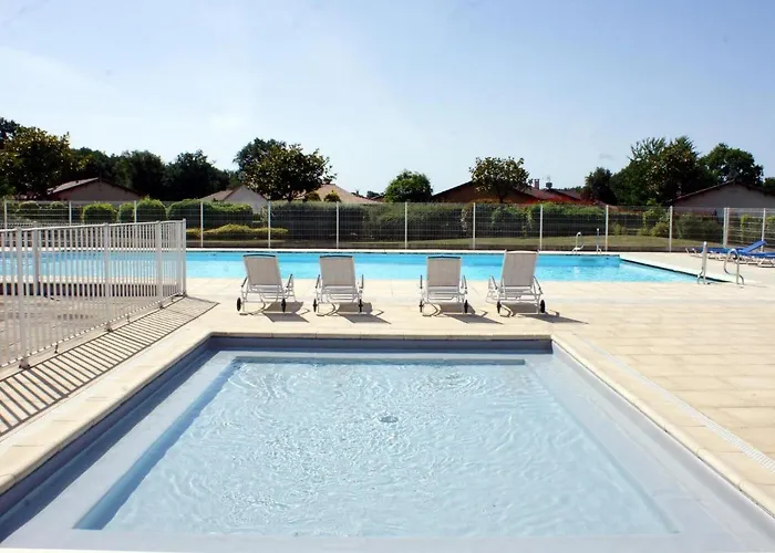 Сasa de vacaciones In With Golf & Pool Access Les Forges (Deux-Sevres)
